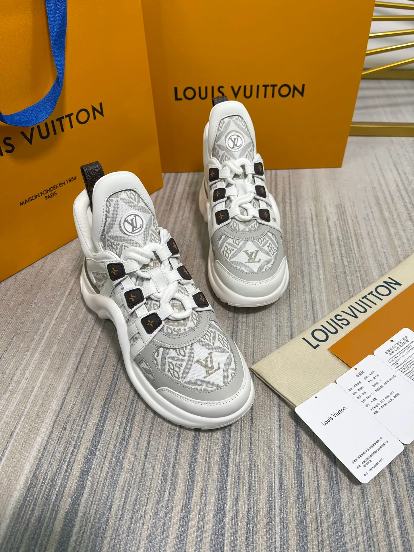👟👟Ex-factory price👟👟Ex-factory price 720👟👟 Louis Vuitton 2022ss LV’s new Archlight series new color matching dad shoes. The boss ordered three pairs of yb shoes at the first time. The counters are not on sale. We are definitely the first to get the authentic products developed by the entire network. The material of each color matching is exclusively customized from the original version, which is consistent with the authentic product. The sole is YB molded high-elastic foam sole. The mold fee is as high as tens of thousands. The upper is made of high-tech fabric to create a soft and elastic upper. The materials and methods are consistent with YB. 35-40 (40.41 can be customized without return or exchange)